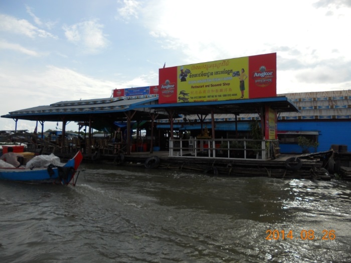 洞里萨湖水上村