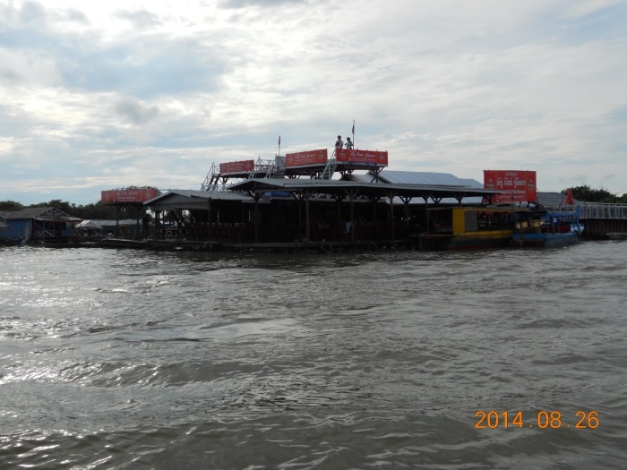 洞里萨湖水上村