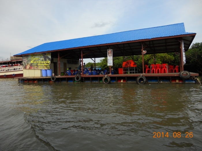 洞里萨湖水上村