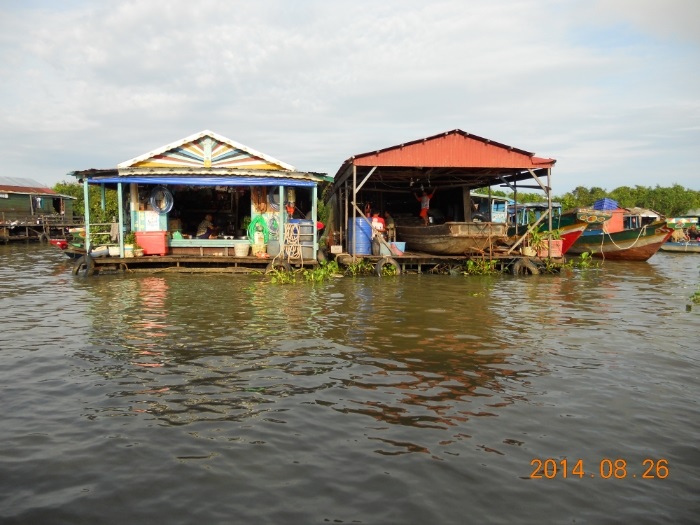 洞里萨湖水上村