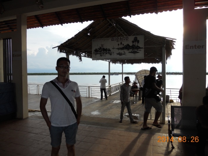 洞里萨湖水上村