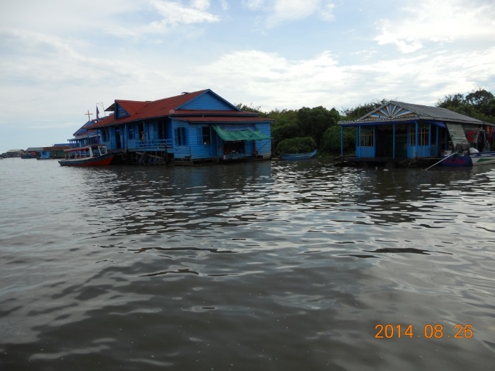 洞里萨湖水上村