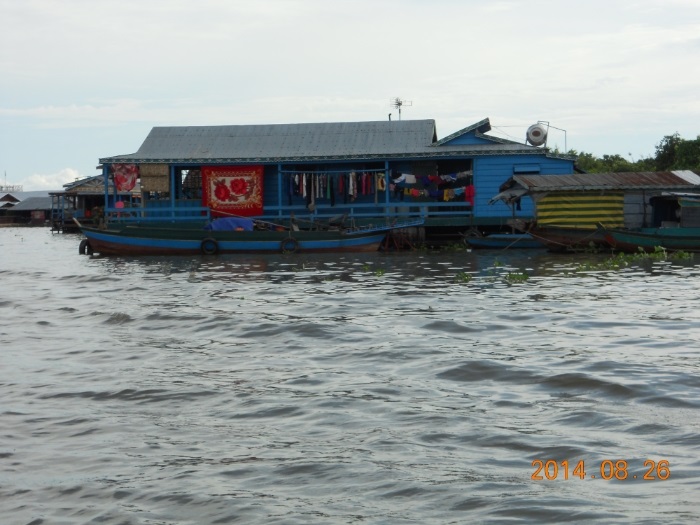 洞里萨湖水上村