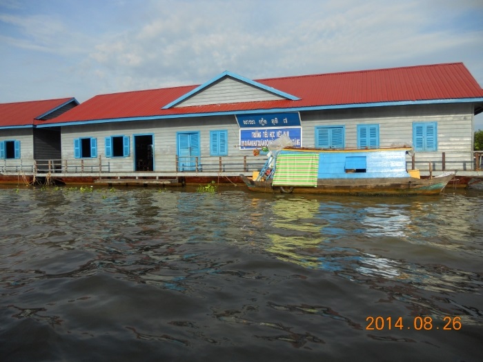 洞里萨湖水上村